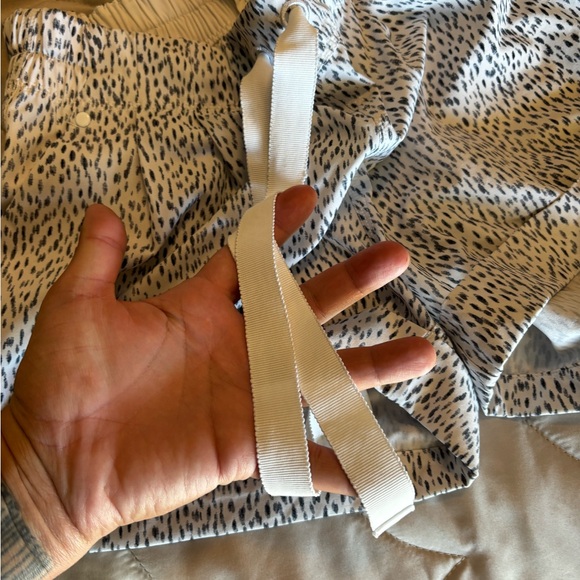 Lululemon womens shorts white with decor 4 - Picture 4 of 4